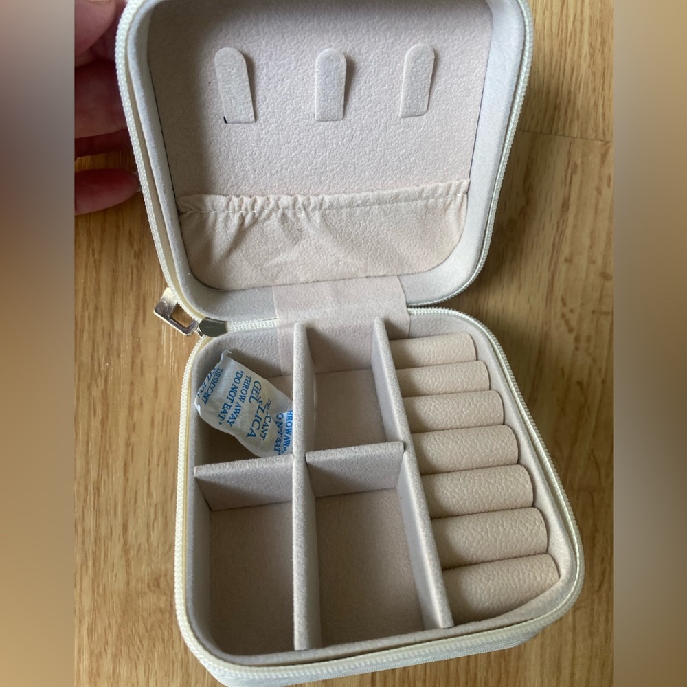 Travel jewelry box